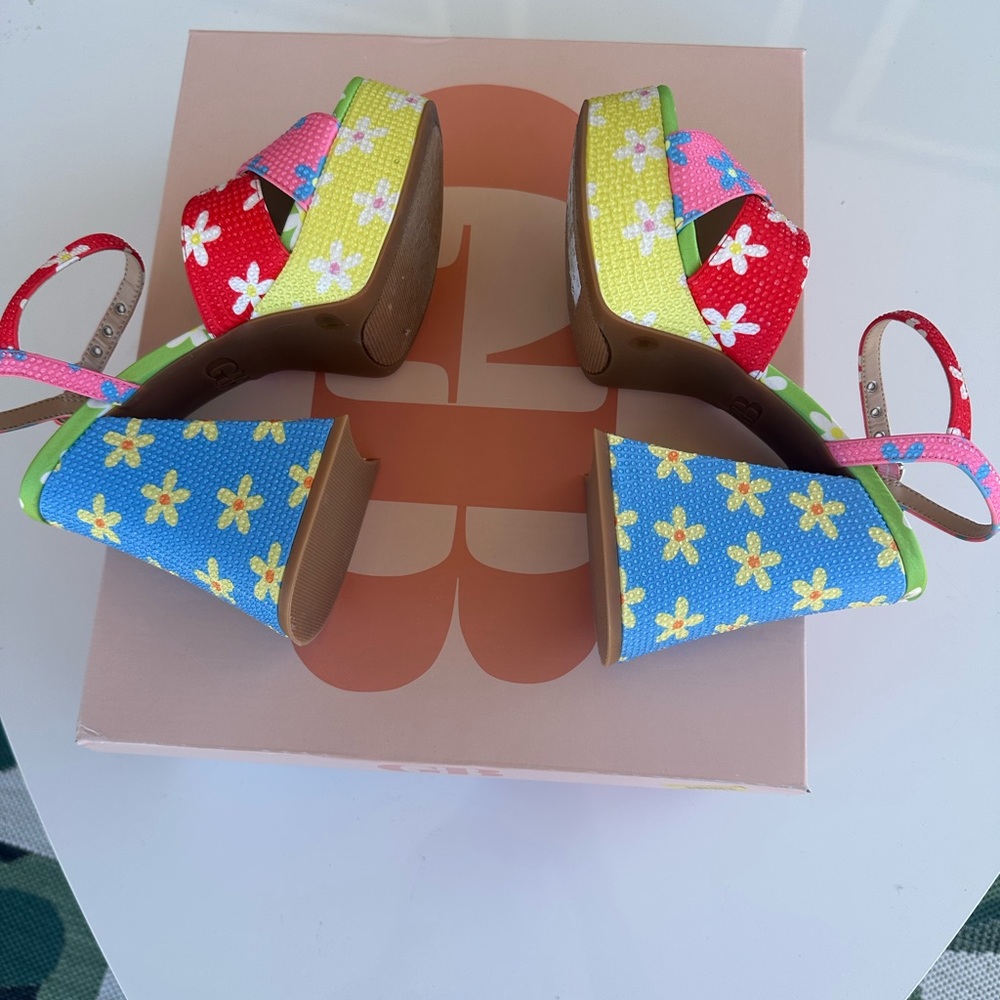 FLOWER POWER…..GB platform heels size 6 and like new! Bright multi-colored. - Picture 6 of 10